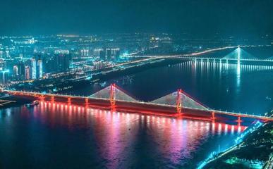 評(píng)武漢市夜景燈光效果:長(zhǎng)江兩岸的宏偉大氣,在中國南方首屈一指