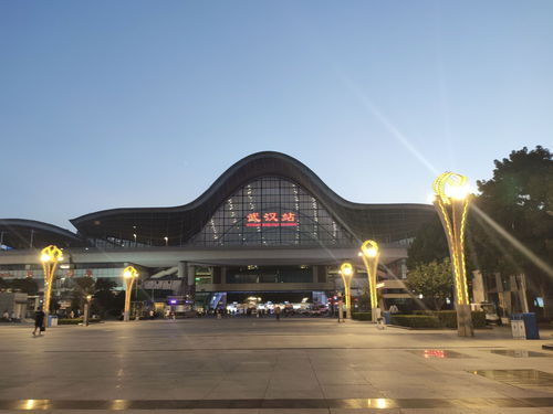 武漢火車站啟動節(jié)假日模式,延長亮燈時間照亮旅客回家路
