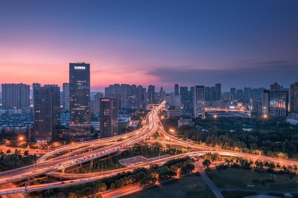 煙火氣與機(jī)遇場(chǎng) 武漢與深圳的就業(yè)選擇之謎